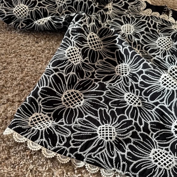Express Black Floral Crochet Embroidered Blouse size Medium - Picture 12 of 12